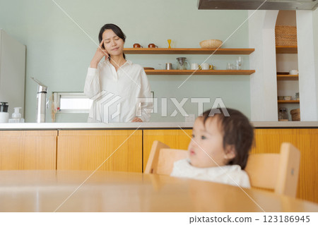 一個女人厭倦了養育孩子 123186945