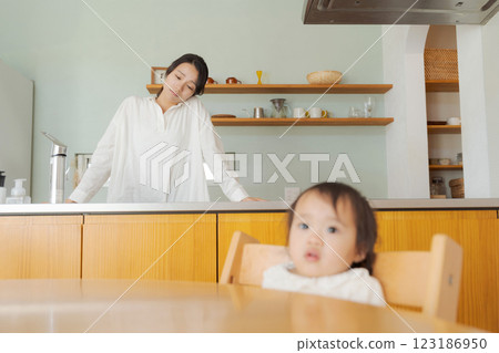 A woman tired of raising children 123186950