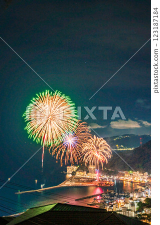 【靜岡縣】熱海的百萬夜景和海邊煙火大會,豎立 【靜岡縣】熱海的百萬夜景和海邊煙火大會,豎立 123187184