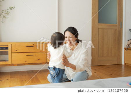 Parent and child playing in the living room 123187466