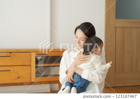 父母和孩子在客廳裡玩 123187467