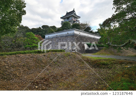 小山城（遠富國）仿造的天守閣和月牙形護城河 123187646