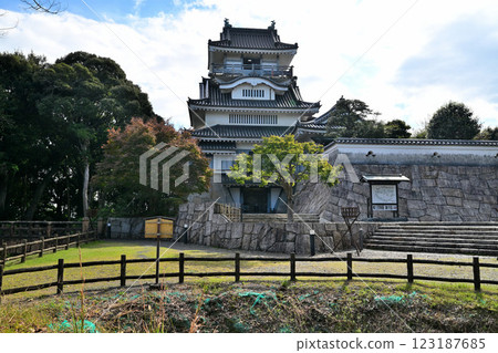 小山城（遠富國）仿造的天守閣和月牙形護城河 123187685