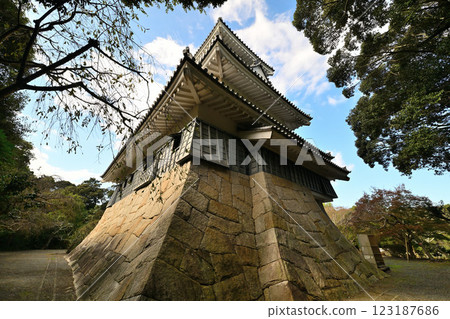 小山城（遠富國）仿造的天守閣和月牙形護城河 123187686