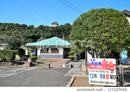 小山城（遠富國）仿造的天守閣和月牙形護城河 123187688