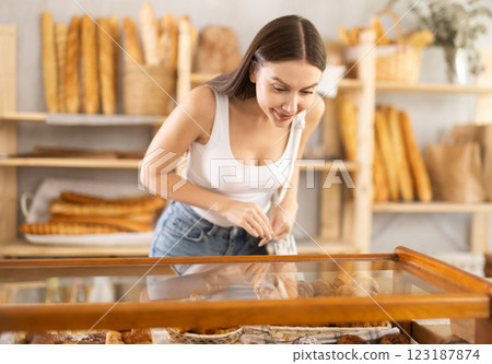 Young woman buyer chooses pastries in bakery 123187874
