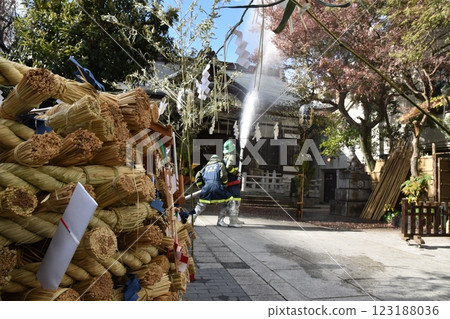 東京鳥越神社為迎接頓土燒節而進行的噴水儀式 東京鳥越神社為迎接頓土燒節而進行的噴水儀式 123188036