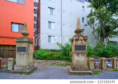 The old Rokugo Bridge pillars in Inage Park, Miyamoto-cho, Kawasaki-ku, Kawasaki City, Kanagawa Prefecture 123188145