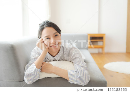 一個女人躺在沙發上 123188363