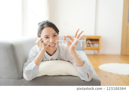 一個女人躺在沙發上 一個女人躺在沙發上 123188364