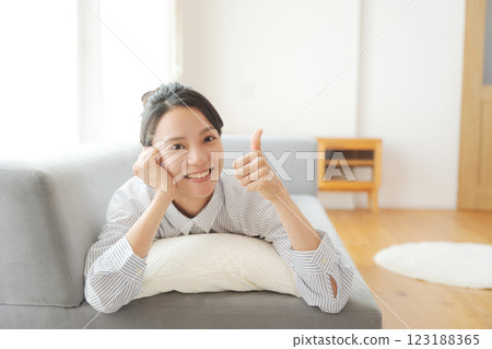 一個女人躺在沙發上 123188365