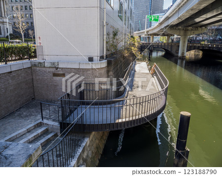 日本橋川常盤橋防災船碼頭(東京都中央區) 日本橋川常盤橋防災船碼頭(東京都中央區) 123188790
