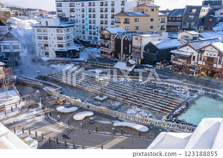 草津溫泉的Yubatake 123188855