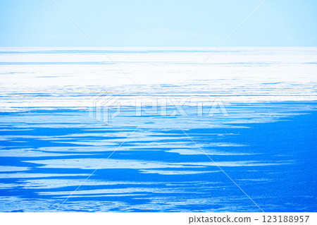 陽光明媚的冬日，北海道鄂霍次克海的流冰和複製空間 123188957