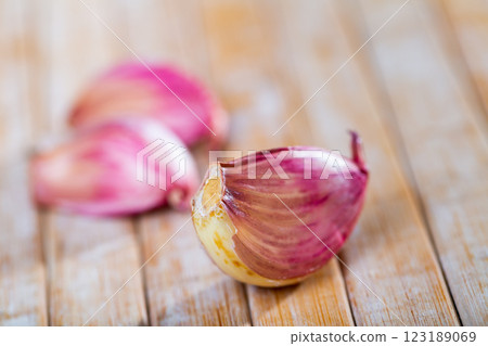 Garlic cloves lie on a wooden surface Garlic cloves lie on a wooden surface 123189069
