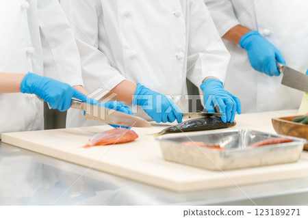 海鮮加工、新鮮魚類處理工人、烹飪人員（食物加工、中央廚房、職業學校） 123189271