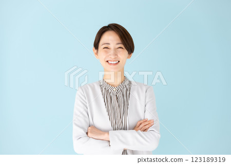 女性商務肖像雙臂交叉 123189319