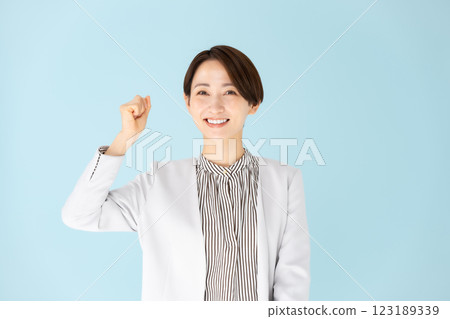 女性商務肖像拳頭泵 123189339