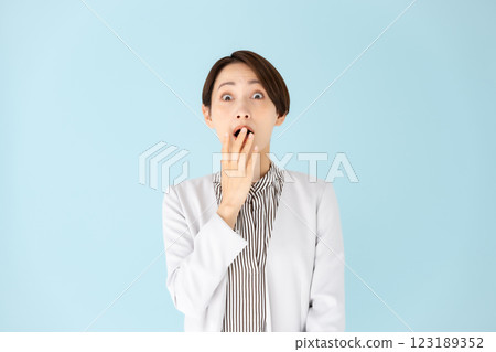 女性商務肖像感到驚訝 123189352