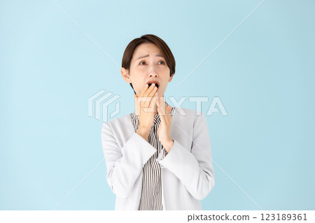 Woman business portrait surprised 123189361