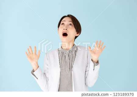 女性商務肖像感到驚訝 123189370