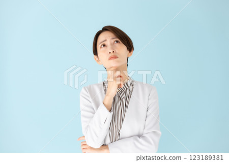 女性商務肖像擔心 123189381