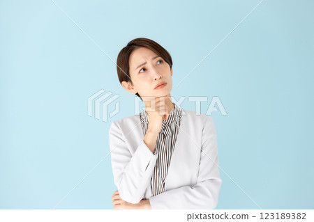 Woman business portrait worried 123189382