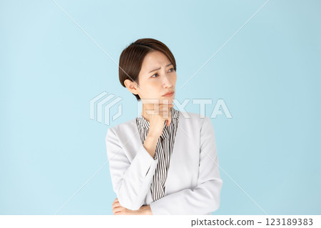 女性商務肖像擔心 123189383