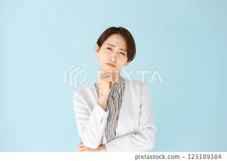 女性商務肖像擔心 123189384