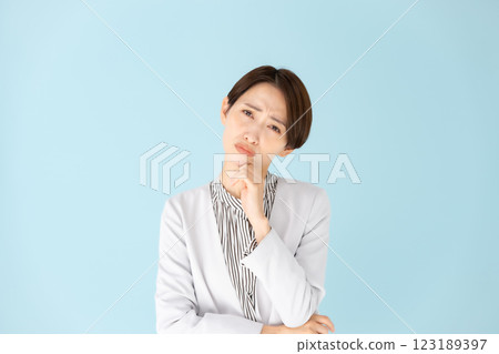 Woman business portrait worried 123189397