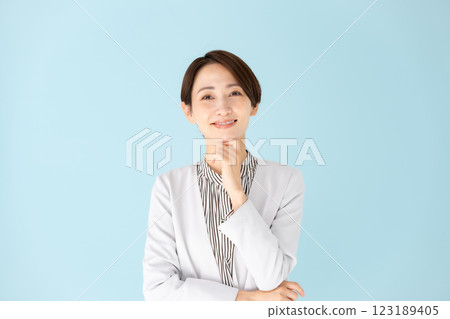 女人商務肖像擔心微笑 123189405