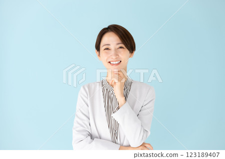 女人商務肖像擔心微笑 123189407