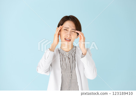 女性商務肖像頭痛 123189410