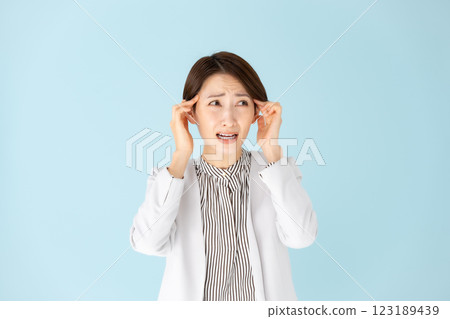 女性商務肖像頭痛 123189439