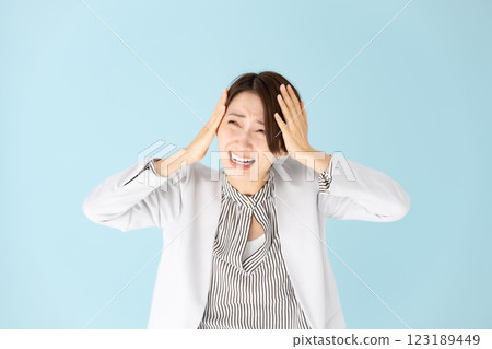 Woman business portrait holding head 123189449