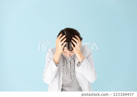 Woman business portrait holding head 123189457