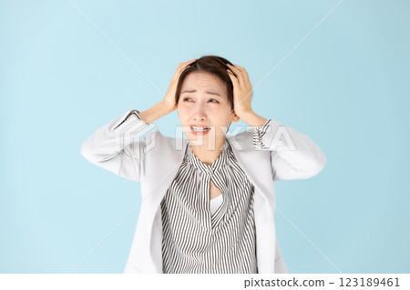 抱著頭的女性商務肖像 123189461