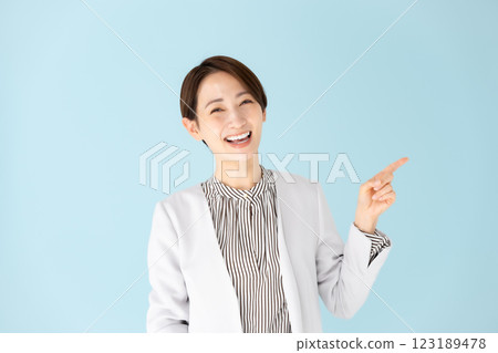 女性商務肖像指向 123189478