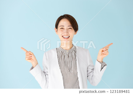 女性商務肖像指向 123189481