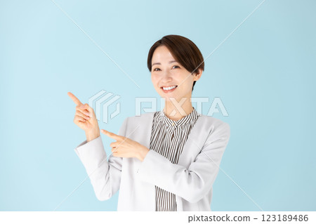 女性商務肖像指向 123189486