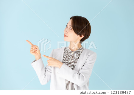 女性商務肖像指向 123189487