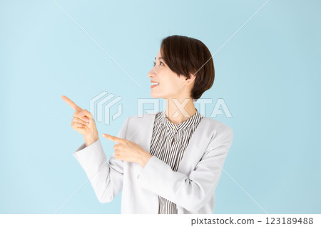 女性商務肖像指向 123189488