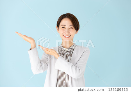 女性商務肖像揮手 123189513