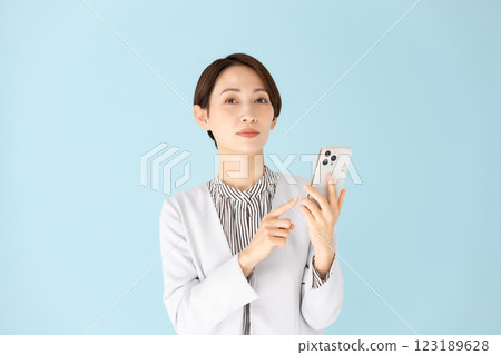Woman business portrait smartphone Woman business portrait smartphone 123189628
