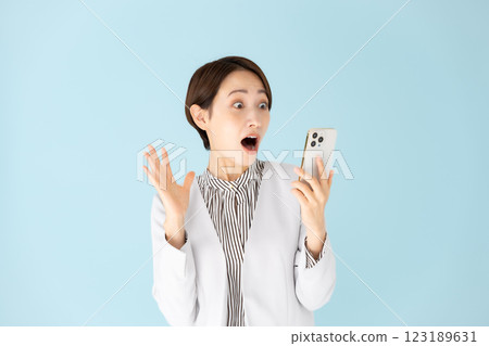 女性商務肖像智慧型手機感到驚訝 123189631