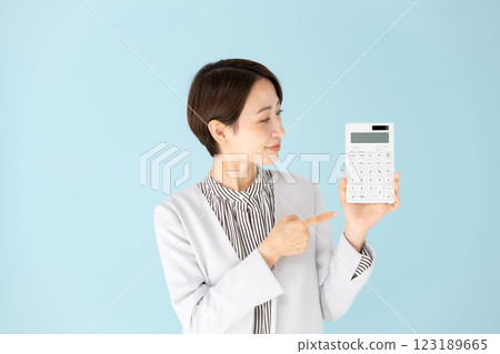 女性商務肖像計算器 123189665