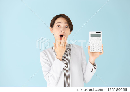女人商務肖像計算器感到驚訝 123189666