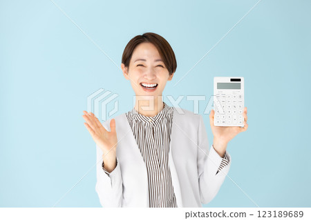 女人商務肖像計算器感到驚訝 123189689