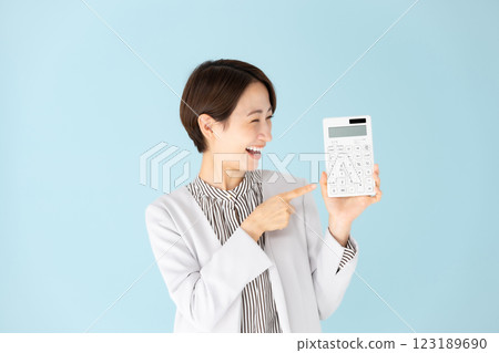 女人商務肖像計算器感到驚訝 123189690