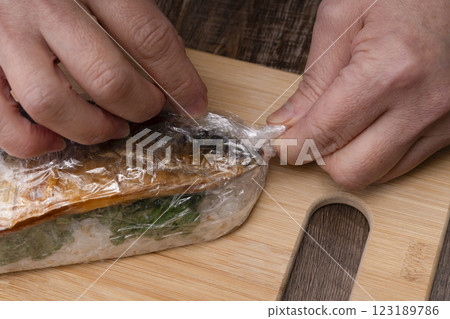 Recipe for making grilled mackerel sushi 123189786